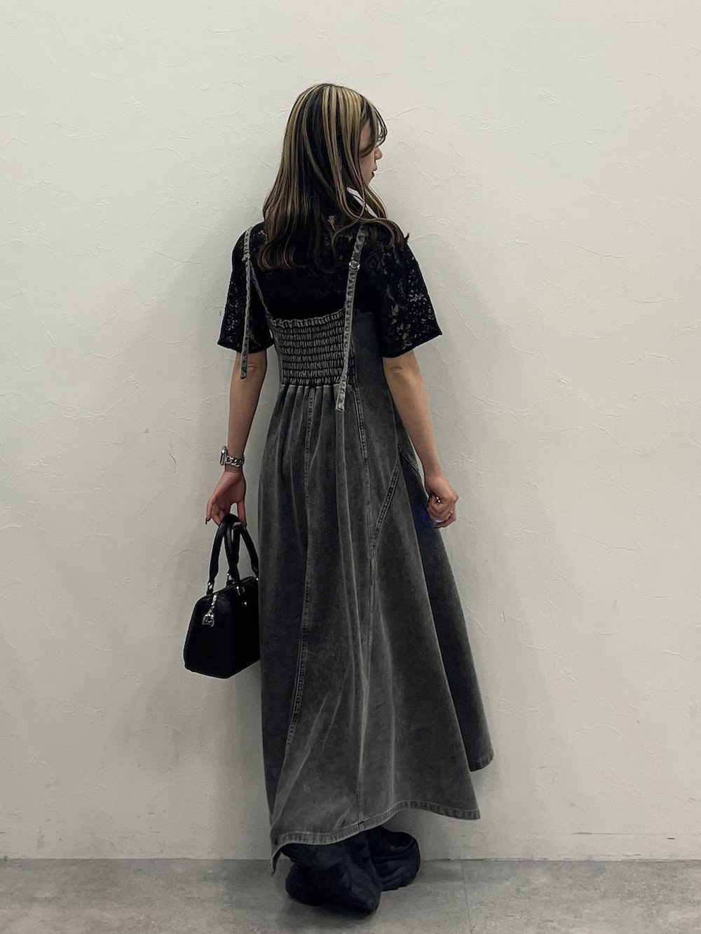 ブラック系のスニーカー、ブラック系のシャツ/ブラウス、ブラック系のボストンバッグを着用したレディースの冬コーディネートの5枚目の写真