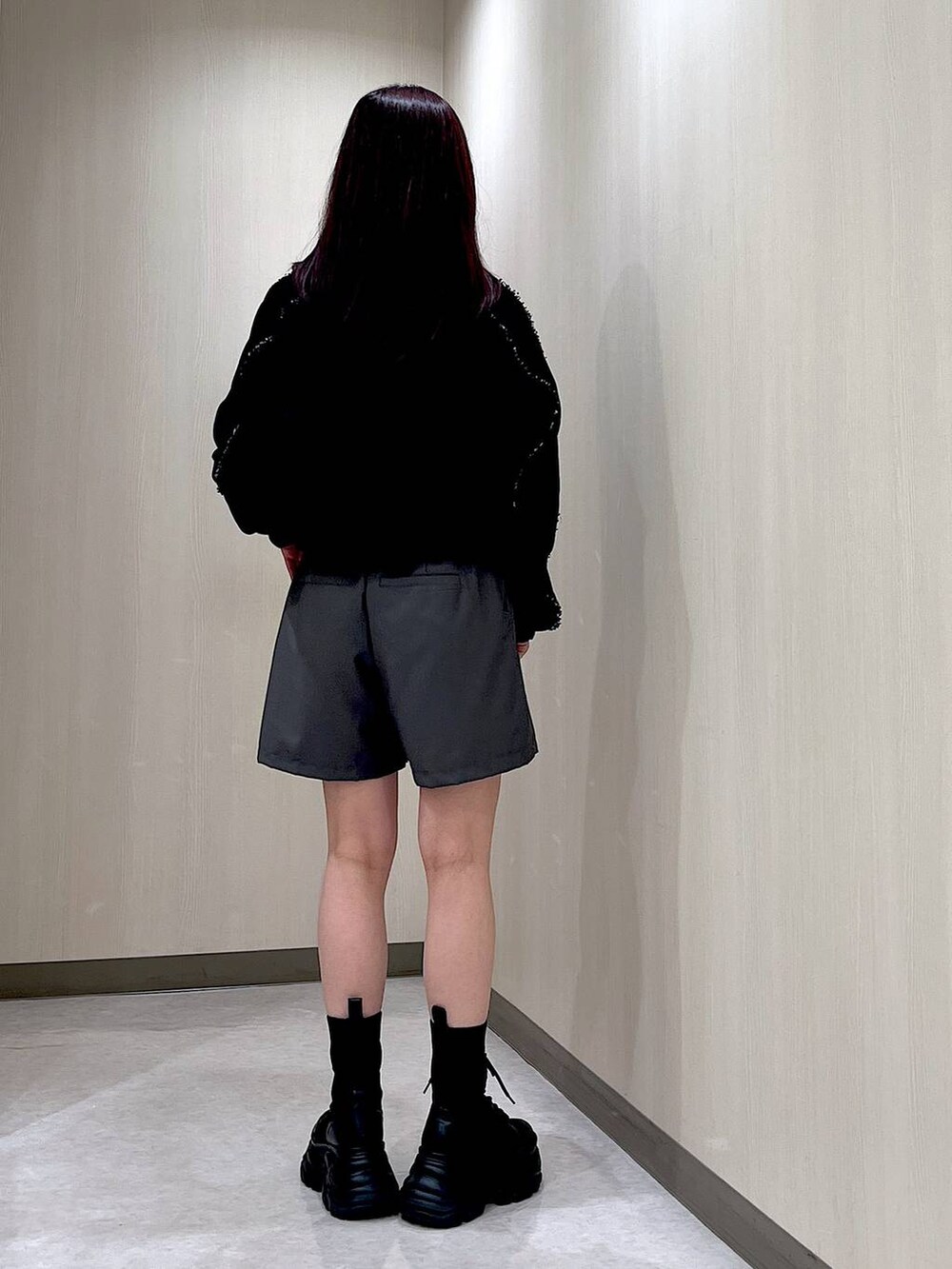 「モノトーン、ブラックコーデ、着痩せ・細見え、ワントーン、カジュアル、ショートブーツ、ショートパンツ、骨格ウェーブ_PAGEBOY、骨格ウェーブ、スニーカー、ジャケット、ジャケットスタイル」｜「PAGEBOYのカットアウトジャケット（テーラードジャケット、ブラック系）」を使った、きゃぷさん（レディース・157cm）の秋コーディネートの5枚目の写真