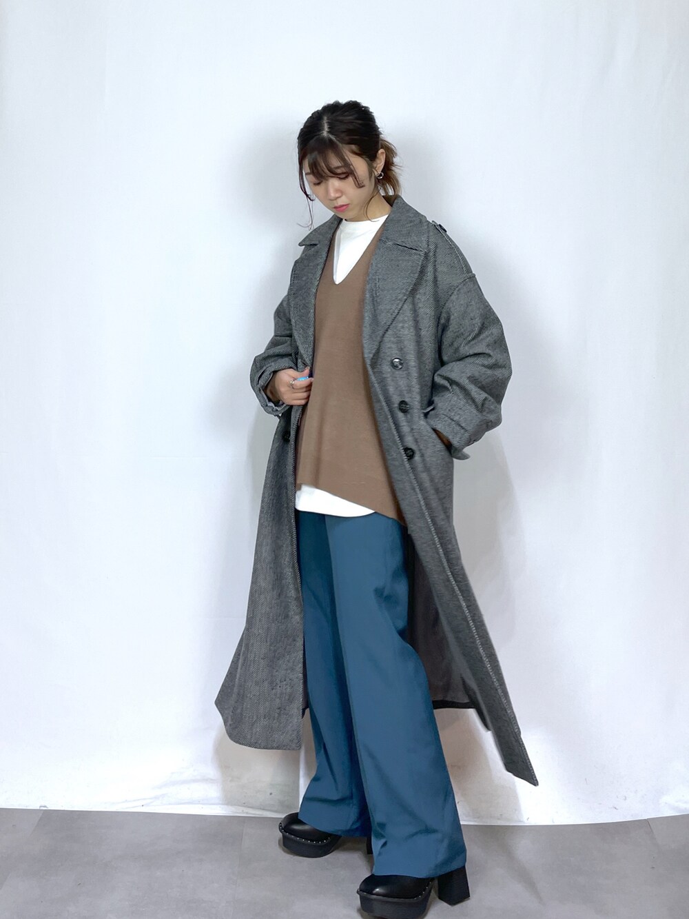 ブラック系のその他アウター、ホワイト系のTシャツ/カットソー、ブラック系のブーツを着用したレディースの冬コーディネートの4枚目の写真