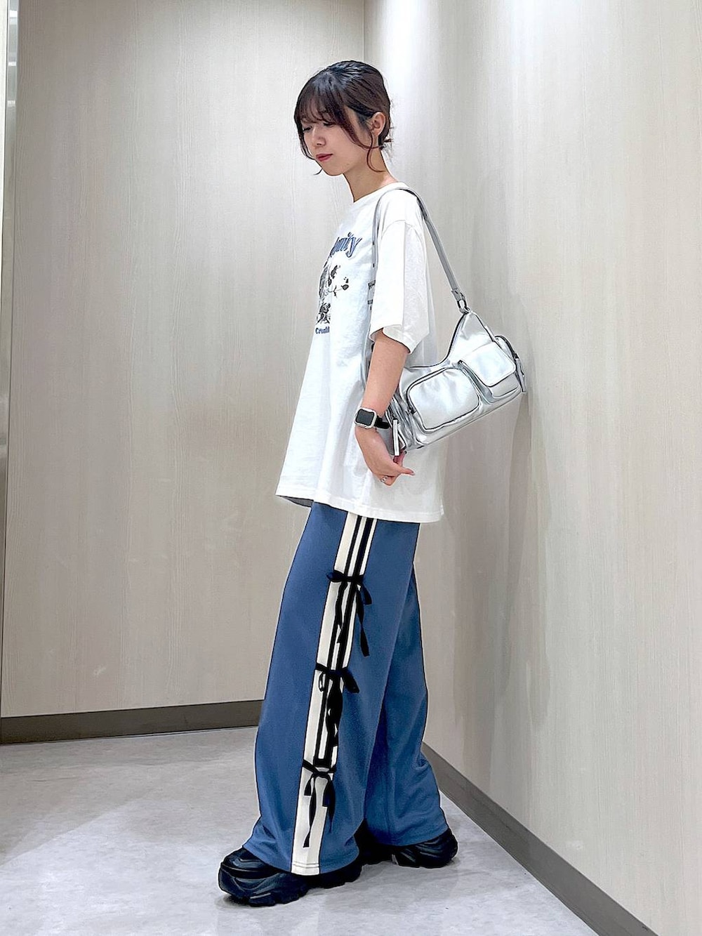 ブラック系のスニーカー、ホワイト系のTシャツ/カットソー、ブルー系のその他パンツを着用したレディースの夏コーディネートの5枚目の写真