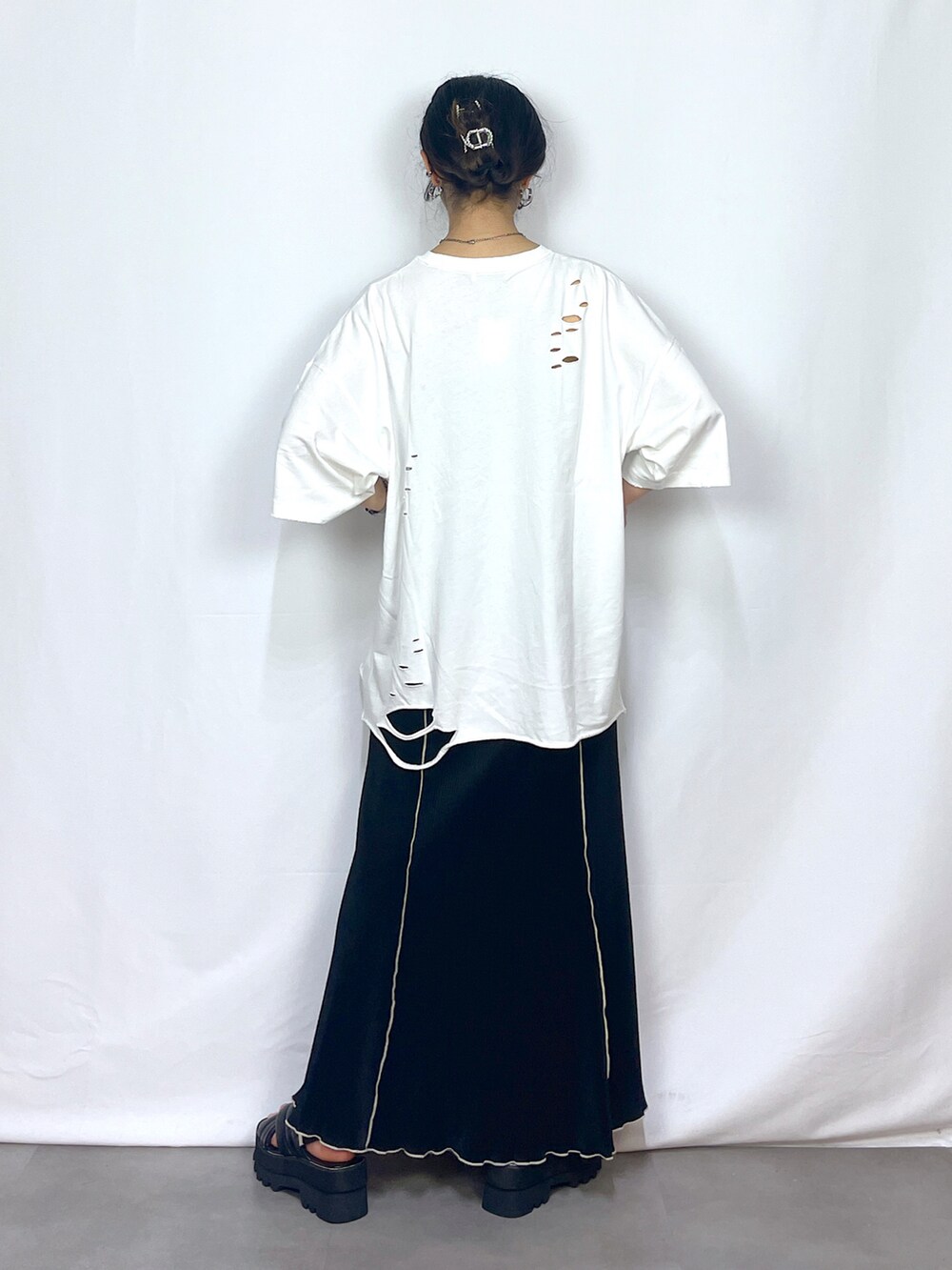 ホワイト系のTシャツ/カットソー、ブラック系のスカートを着用したレディースの夏コーディネートの2枚目の写真