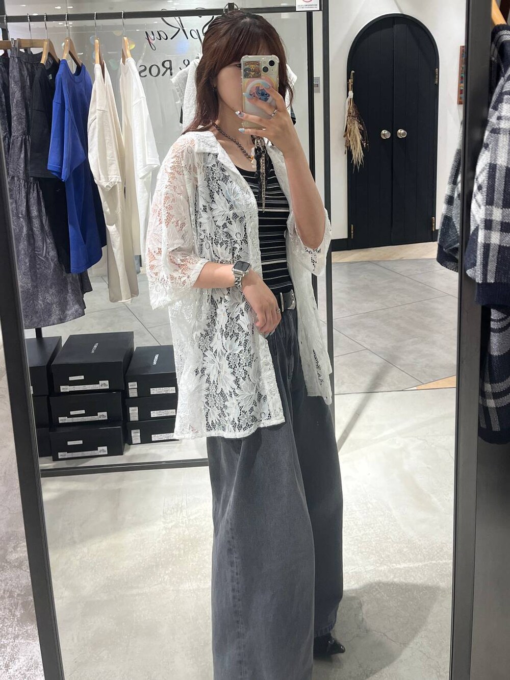 ブラック系のデニムパンツ、ホワイト系のシャツ/ブラウス、ブラック系のTシャツ/カットソーを着用したレディースの夏コーディネートの4枚目の写真