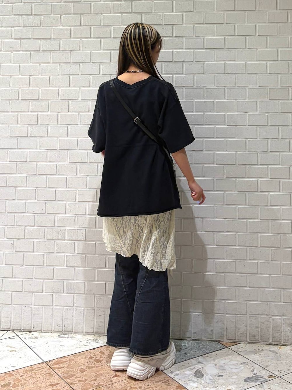 ブラック系のTシャツ/カットソーを着用したレディースの春コーディネートの5枚目の写真