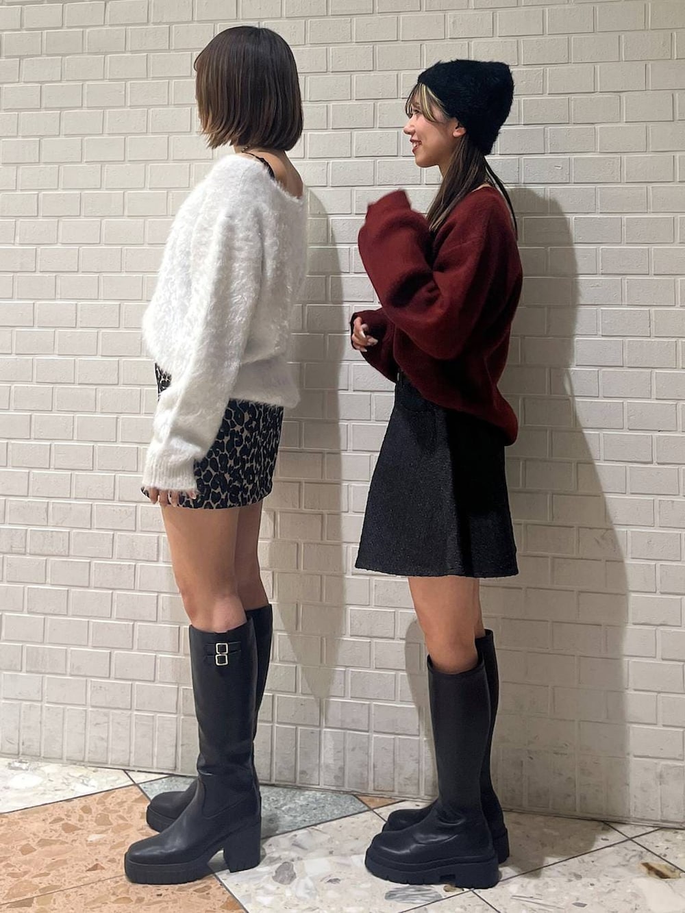 ブラック系のブーツ、ブラック系のブーツ、ブラウン系のスカートを着用したレディースの冬コーディネートの6枚目の写真