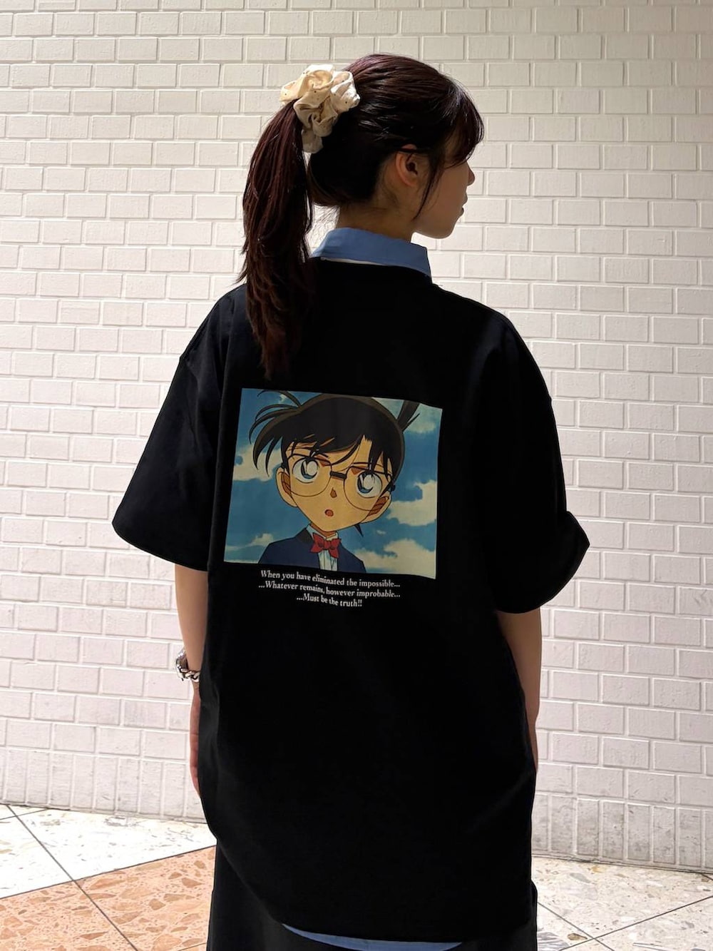 グレー系のその他パンツ、ブルー系のシャツ/ブラウスを着用したレディースの春コーディネートの6枚目の写真