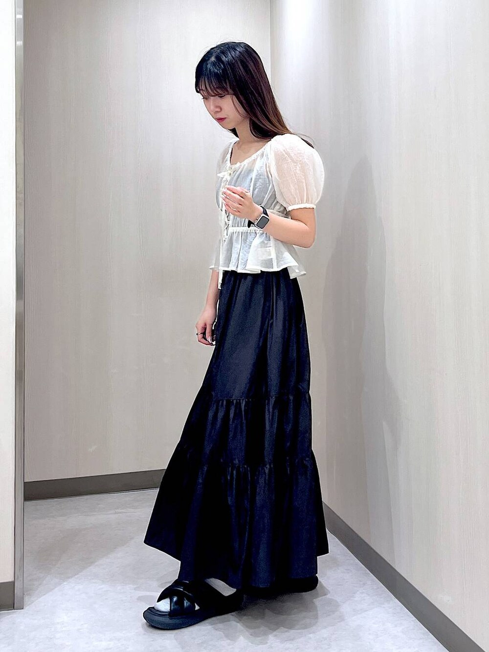 ホワイト系のシャツ/ブラウス、ブラック系のワンピースを着用したレディースの夏コーディネートの2枚目の写真