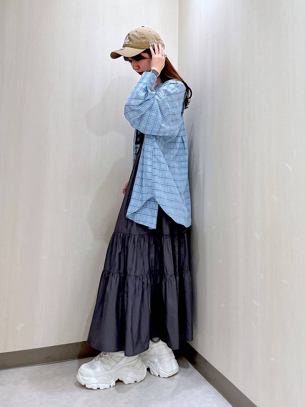 ホワイト系のスニーカー、ブルー系のシャツ/ブラウス、グレー系のワンピースを着用したレディースの春コーディネートの4枚目の写真
