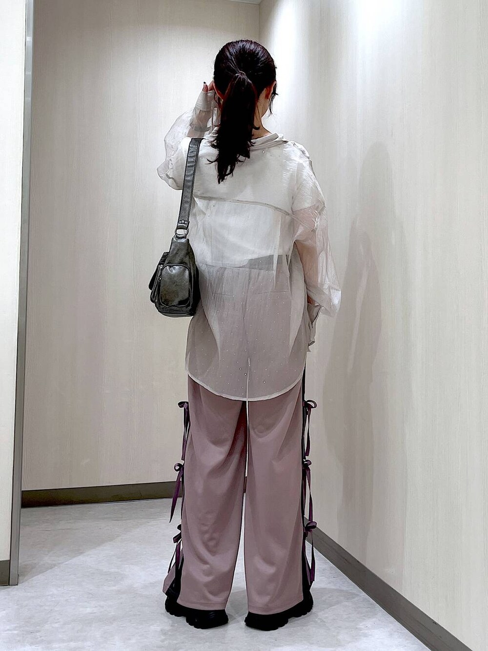 ホワイト系のTシャツ/カットソー、ブラック系のスニーカー、ピンク系のその他パンツを着用したレディースの秋コーディネートの3枚目の写真