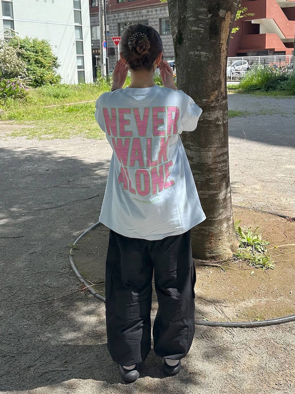 ブラック系のその他パンツ、ブルー系のTシャツ/カットソーを着用したレディースの夏コーディネートの2枚目の写真