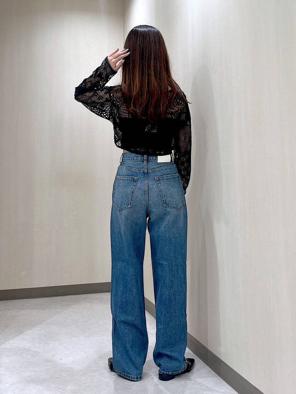 ブラック系のパンプス、ブルー系のデニムパンツ、ブラック系のカーディガン/ボレロを着用したレディースの夏コーディネートの2枚目の写真