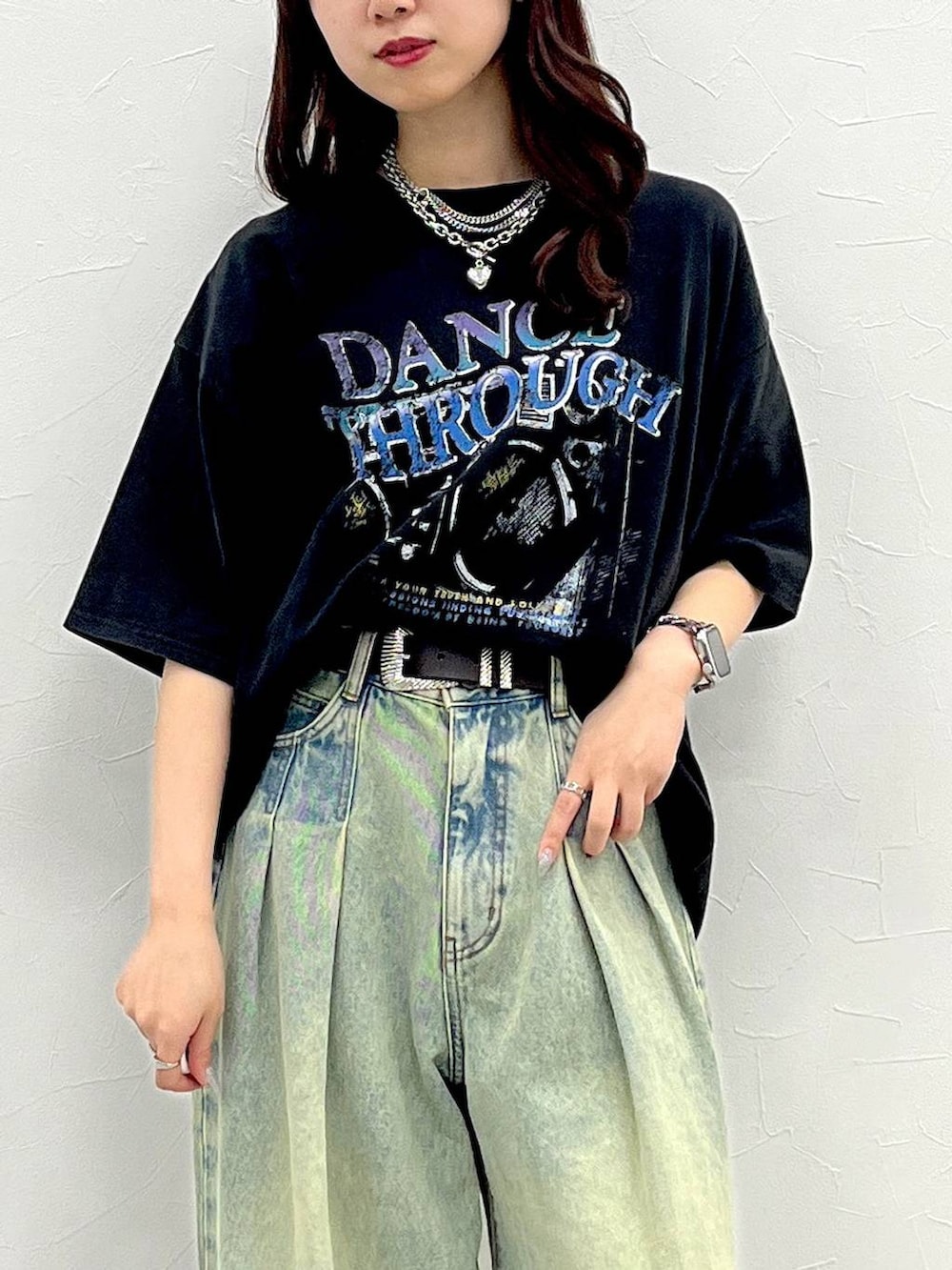 ブルー系のデニムパンツ、ブラック系のパンプス、グレー系のTシャツ/カットソーを着用したレディースの春コーディネートの4枚目の写真