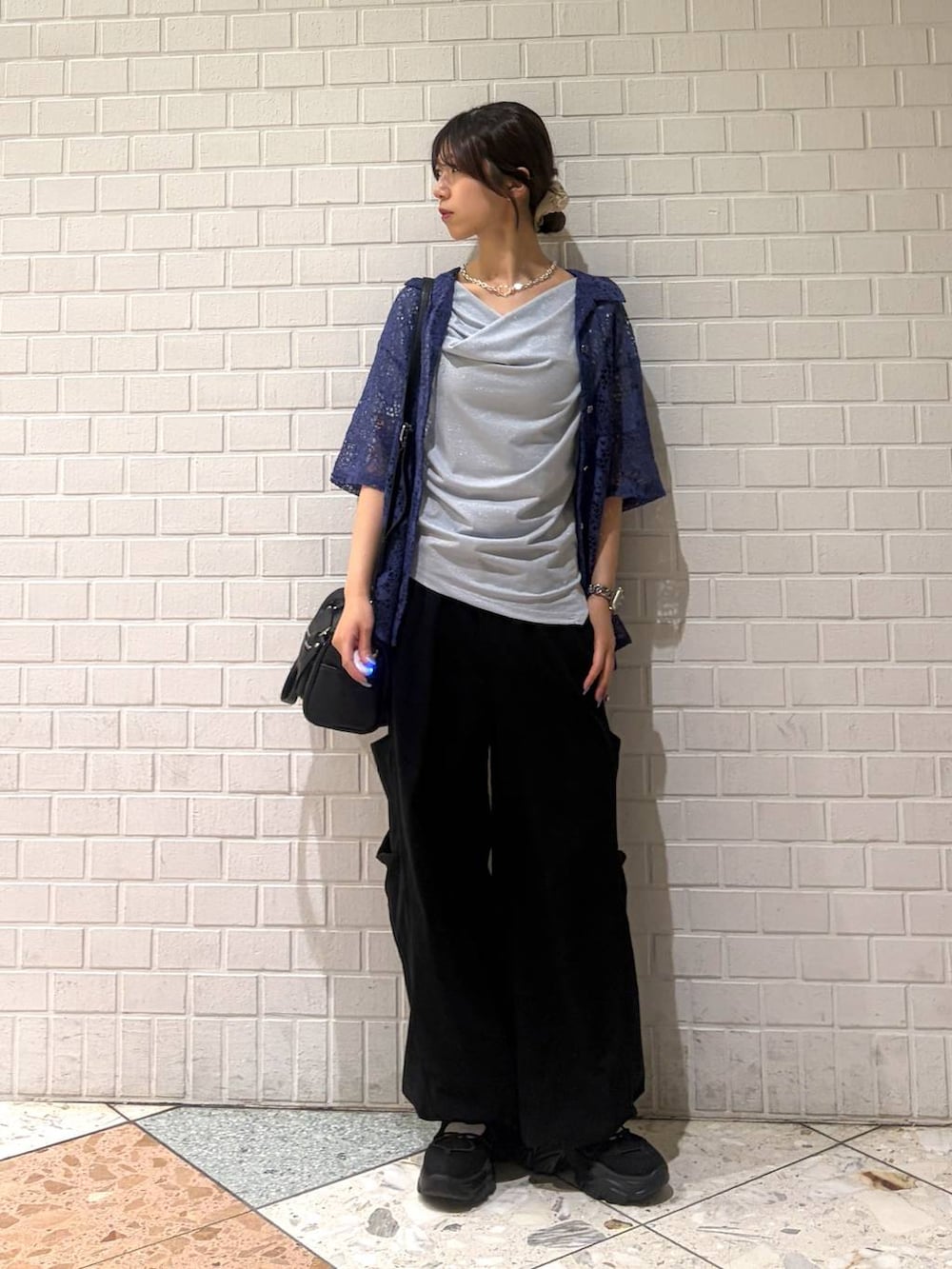 ブラック系のショルダーバッグ、ブルー系のシャツ/ブラウス、ブルー系のTシャツ/カットソーを着用したレディースの夏コーディネートの6枚目の写真