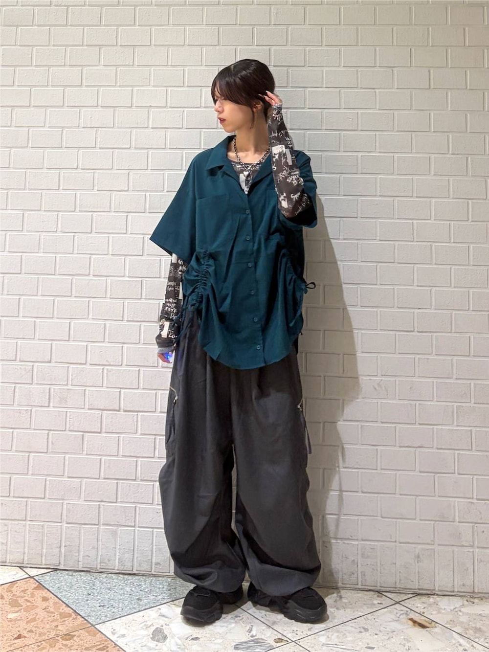 グレー系のカーゴパンツ、グリーン系のシャツ/ブラウス、グレー系のTシャツ/カットソーを着用したレディースの夏コーディネートの6枚目の写真