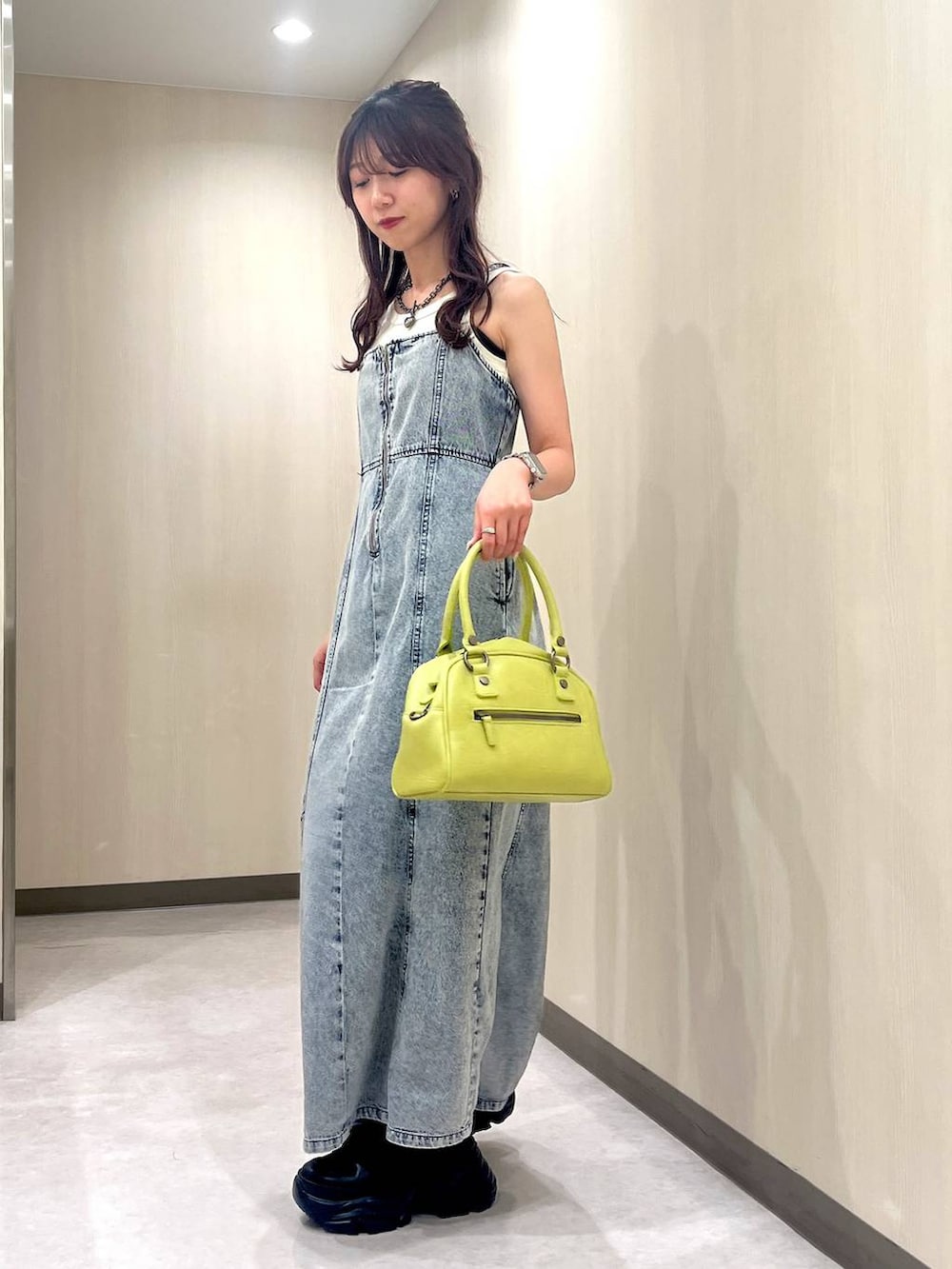 「着痩せ・細見え、ヘルシー、カジュアル、骨格ウェーブ、ワンピース、タンクトップ、スニーカー、バッグ、ショルダーバッグ、夏コーデ、ノースリーブ」｜「PAGEBOYのプラットチャンキースニーカー（スニーカー、ブラック系）」を使った、きゃぷさん（レディース・157cm）の夏コーディネートの4枚目の写真