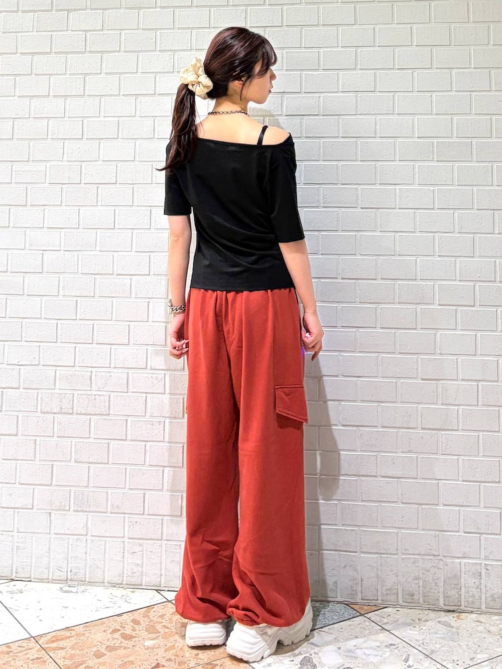 ホワイト系のスニーカー、レッド系のその他パンツ、ブラック系のTシャツ/カットソーを着用したレディースの春コーディネートの4枚目の写真