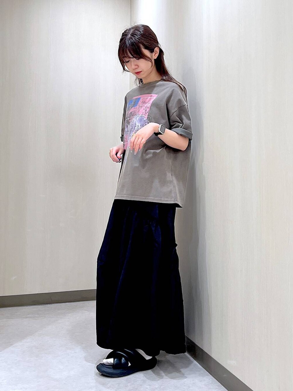 グレー系のTシャツ/カットソー、ブラック系のスカートを着用したレディースの夏コーディネートの2枚目の写真