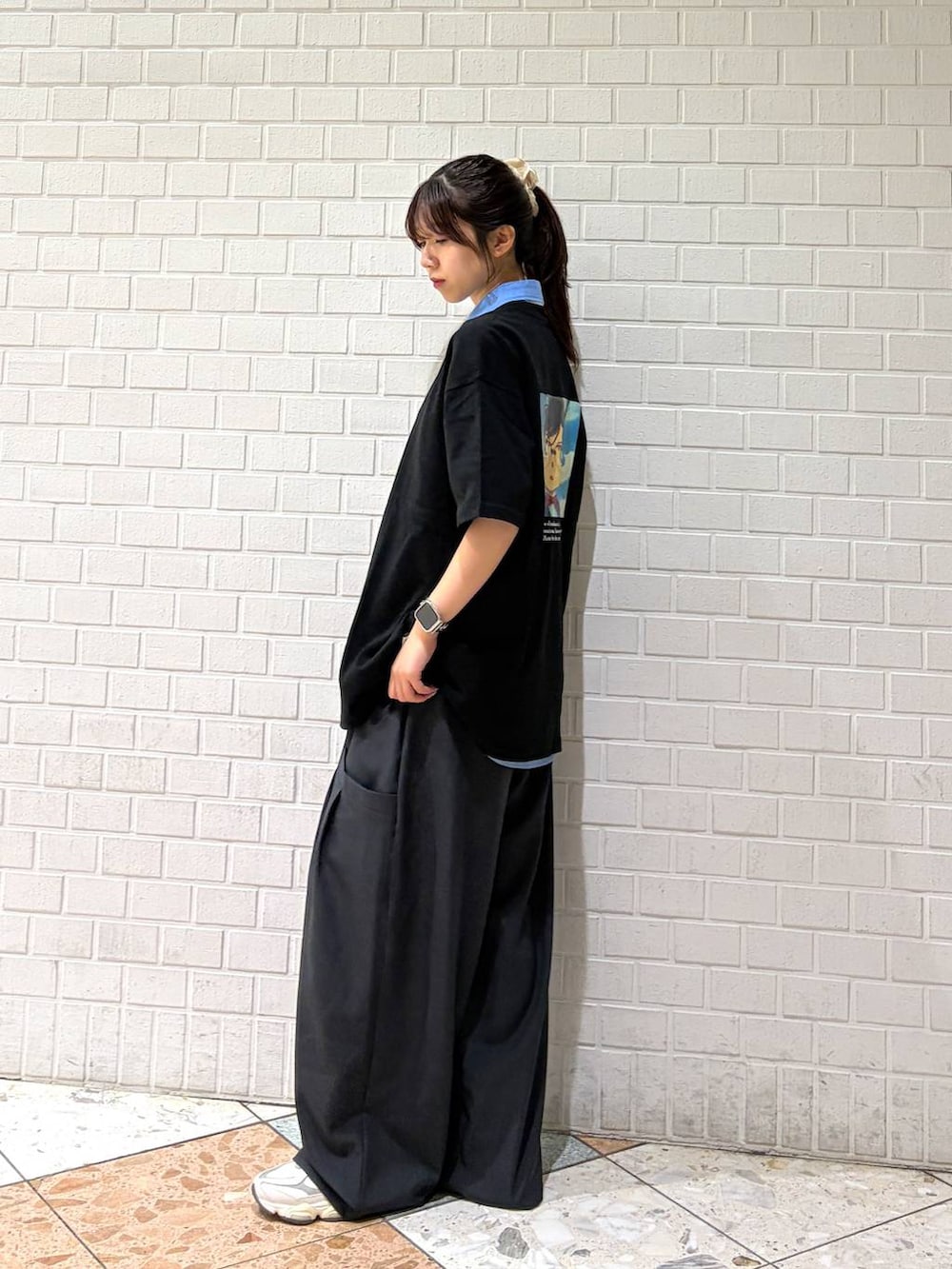 グレー系のその他パンツ、ブルー系のシャツ/ブラウスを着用したレディースの春コーディネートの5枚目の写真