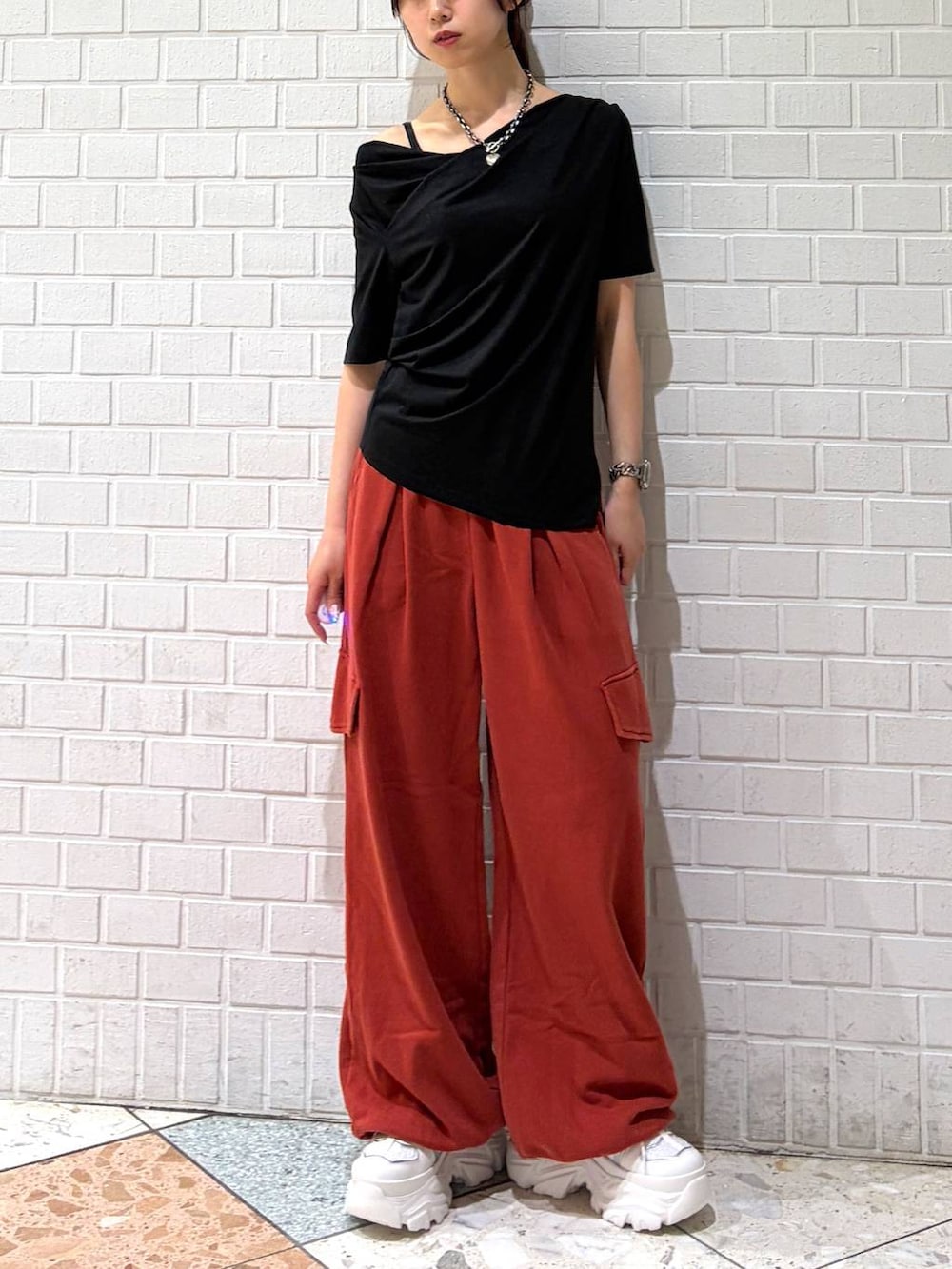 ホワイト系のスニーカー、レッド系のその他パンツ、ブラック系のTシャツ/カットソーを着用したレディースの春コーディネートの7枚目の写真