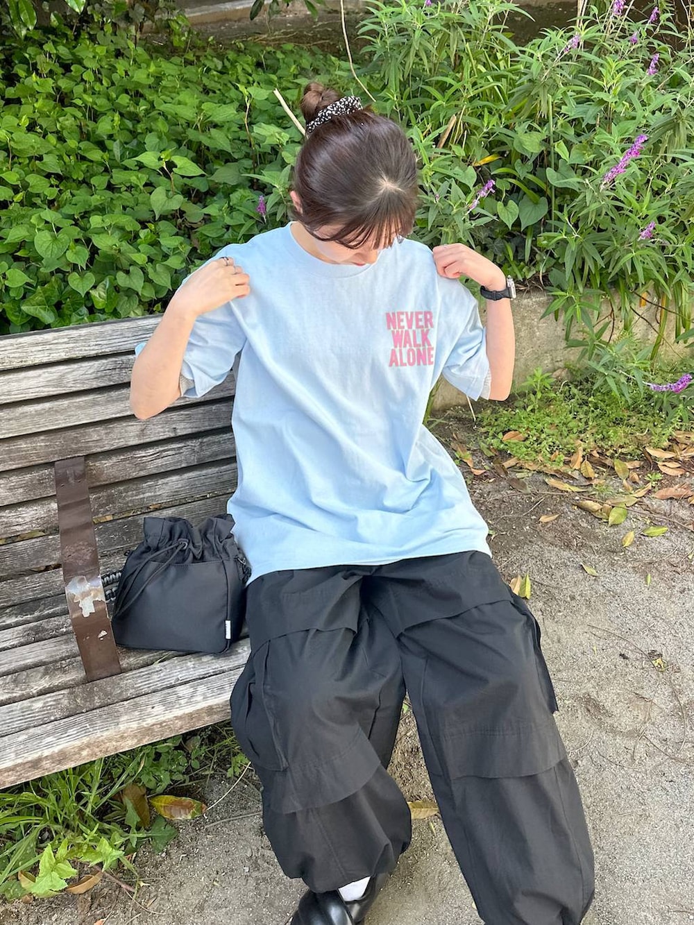 ブラック系のその他パンツ、ブルー系のTシャツ/カットソーを着用したレディースの夏コーディネートの5枚目の写真