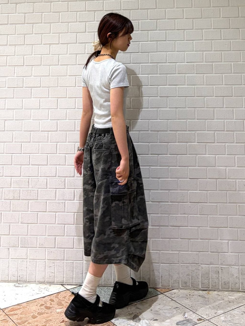 その他のカーゴパンツ、ホワイト系のTシャツ/カットソー、ブラック系のベルトを着用したレディースの春コーディネートの6枚目の写真