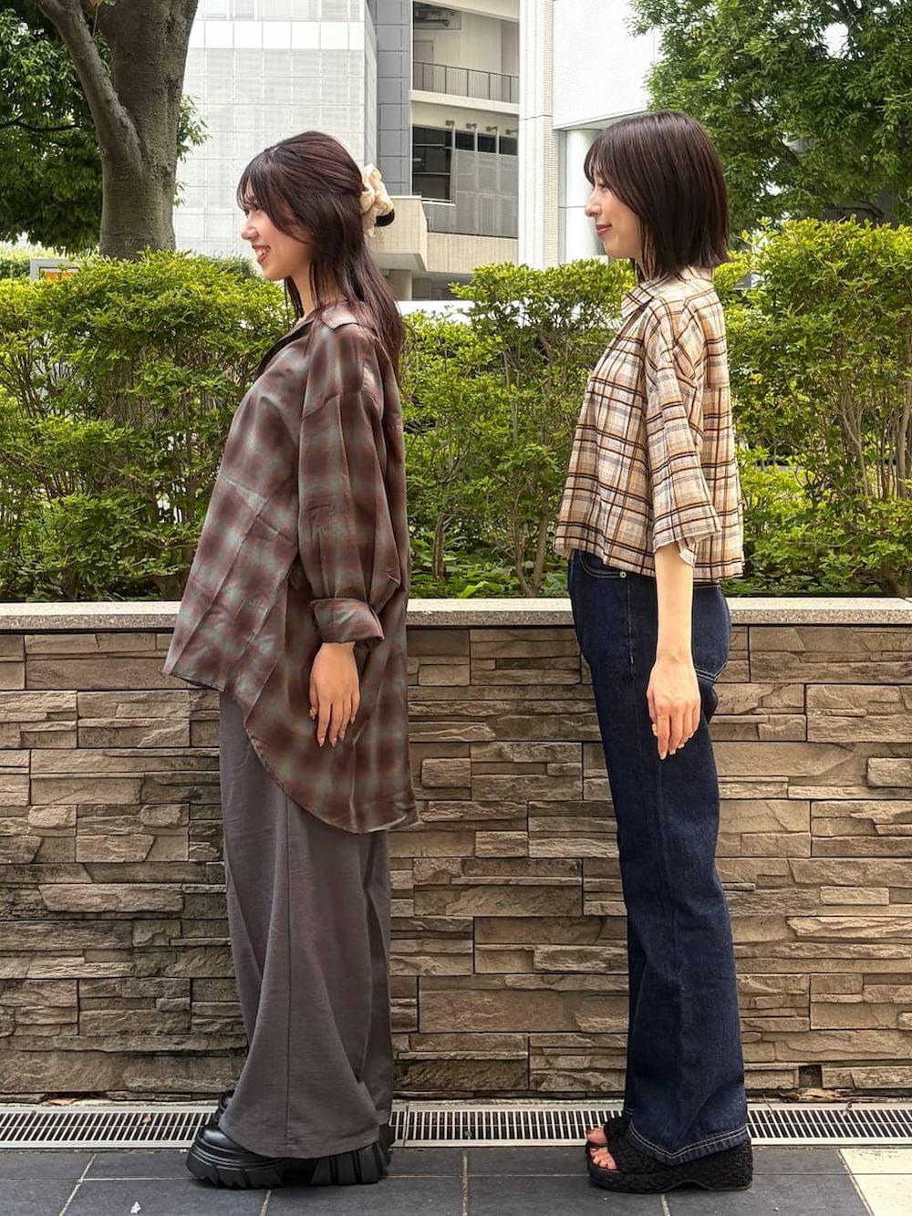 ブラック系のブーツ、グレー系のスラックス、ベージュ系のシャツ/ブラウスを着用したレディースの夏コーディネートの4枚目の写真