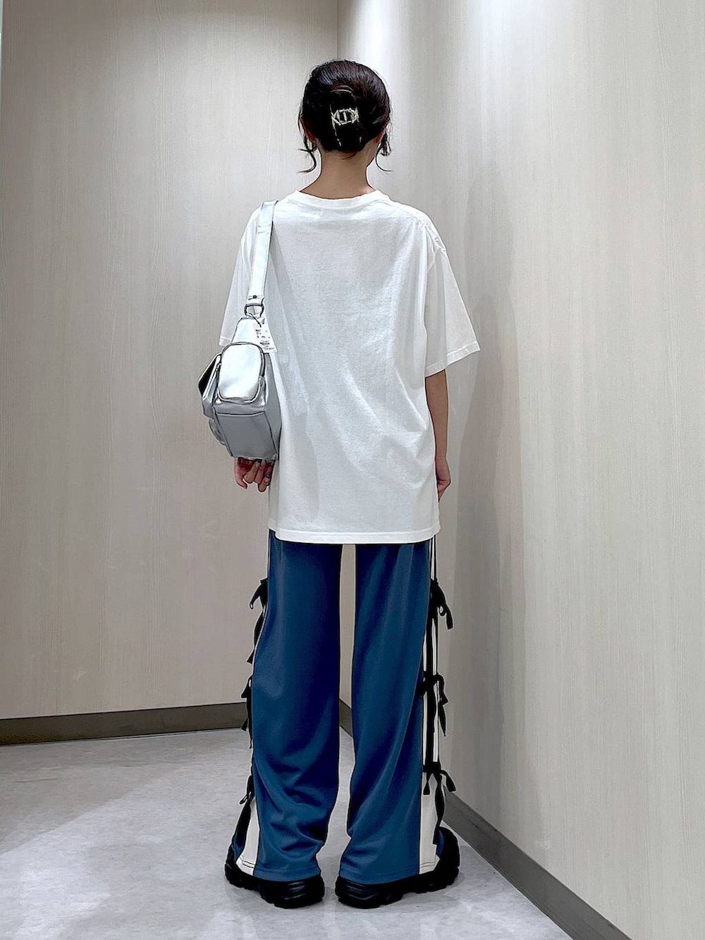 ブラック系のスニーカー、ホワイト系のTシャツ/カットソー、ブルー系のその他パンツを着用したレディースの夏コーディネートの6枚目の写真