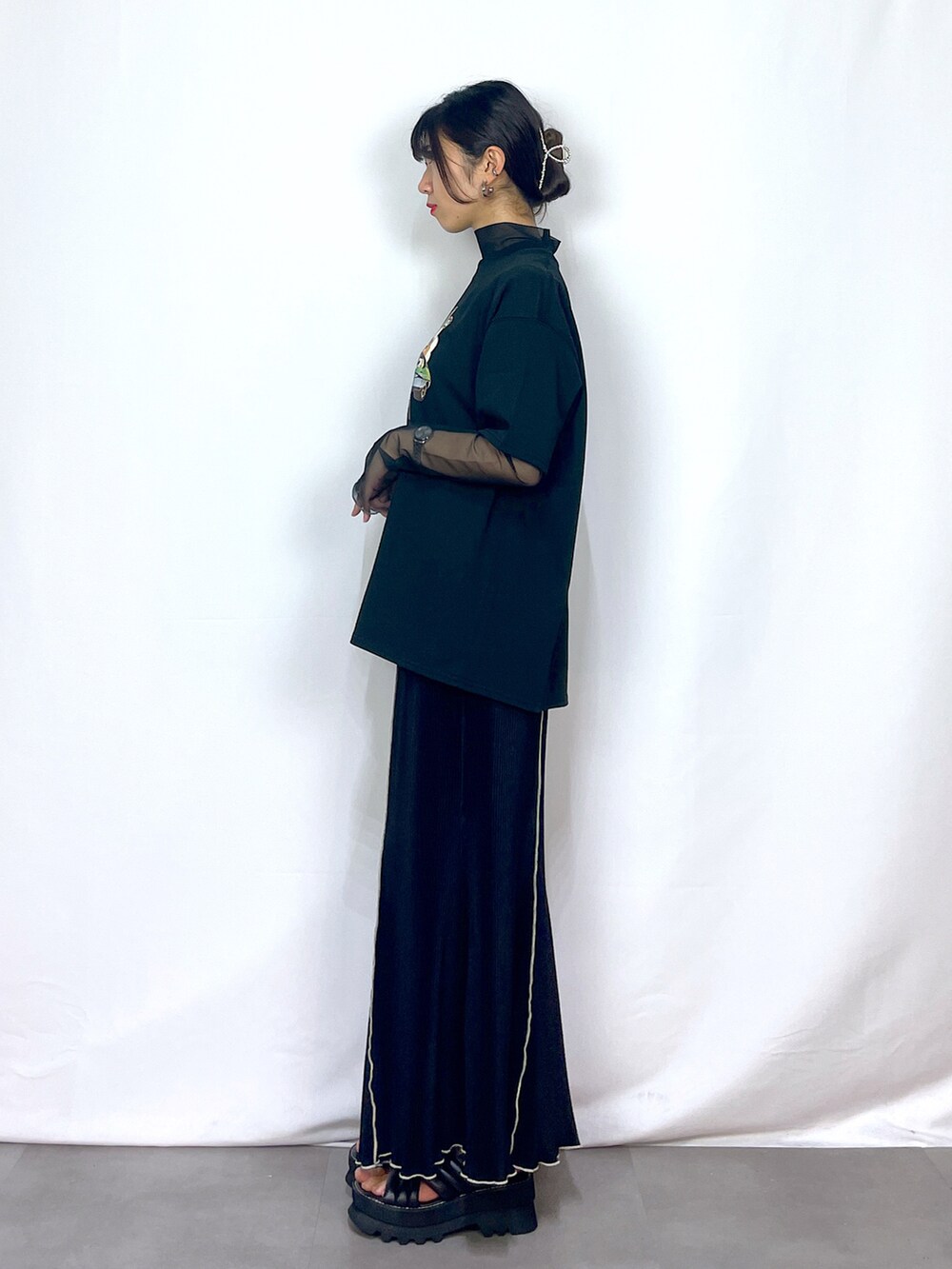 ブラック系のTシャツ/カットソー、ブラック系のTシャツ/カットソー、ブラック系のスカートを着用したレディースの夏コーディネートの3枚目の写真