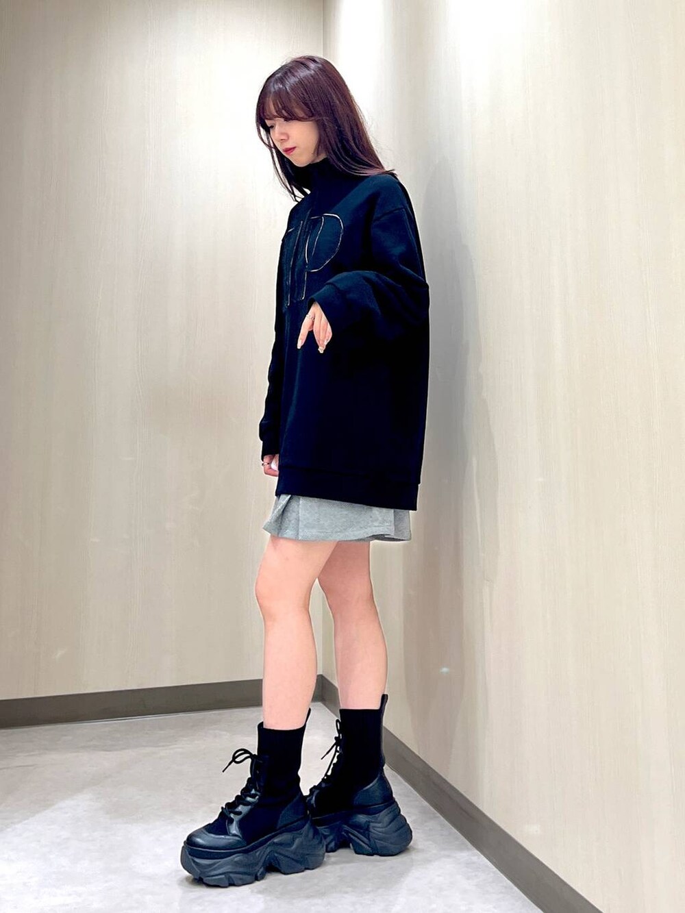 ブラック系のブーツ、ブラック系のその他パンツ、ブラック系のスウェットを着用したレディースの秋コーディネートの2枚目の写真