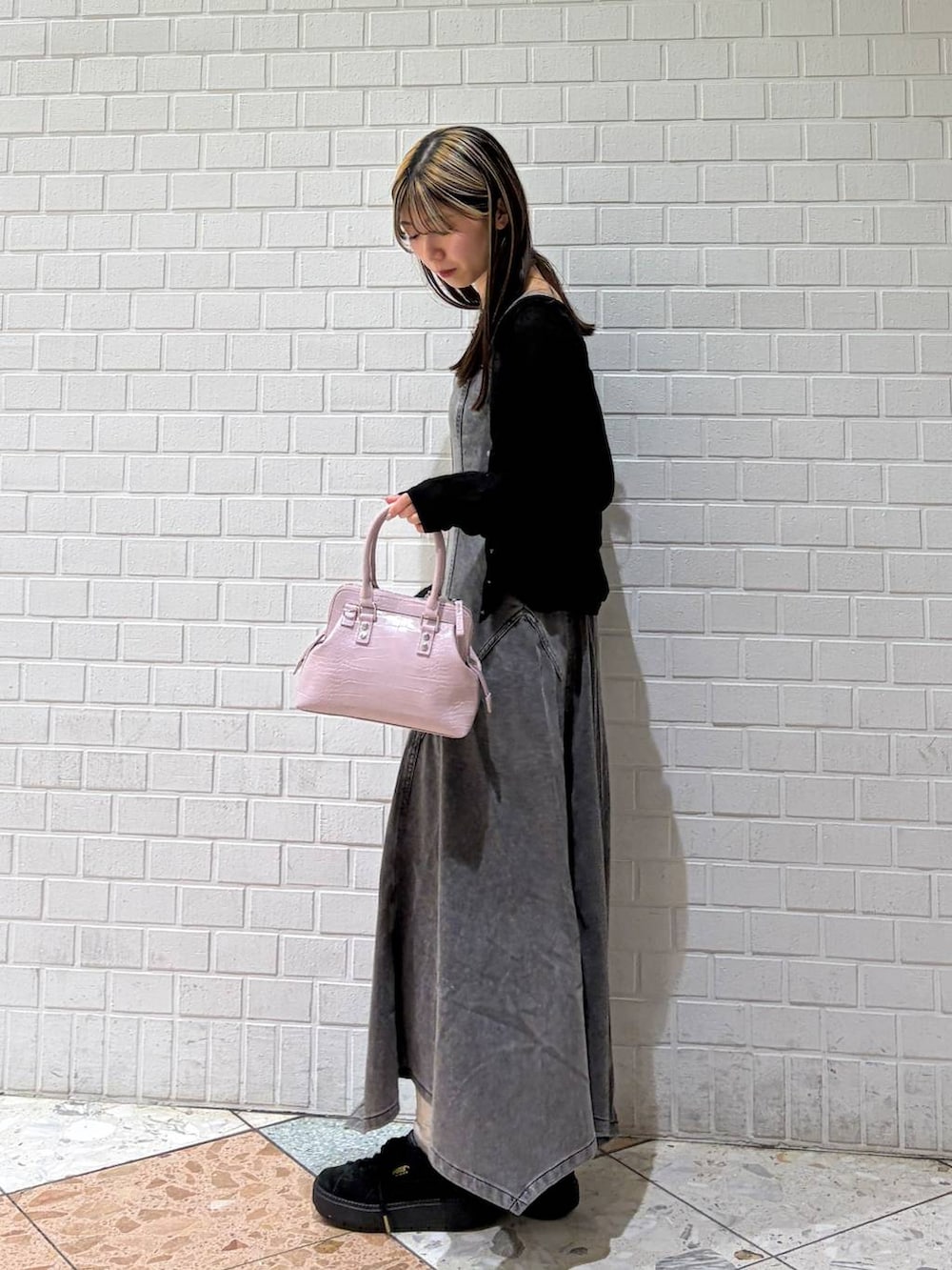 ピンク系のハンドバッグ、ブラック系のワンピース、ブラック系のTシャツ/カットソーを着用したレディースの春コーディネートの5枚目の写真