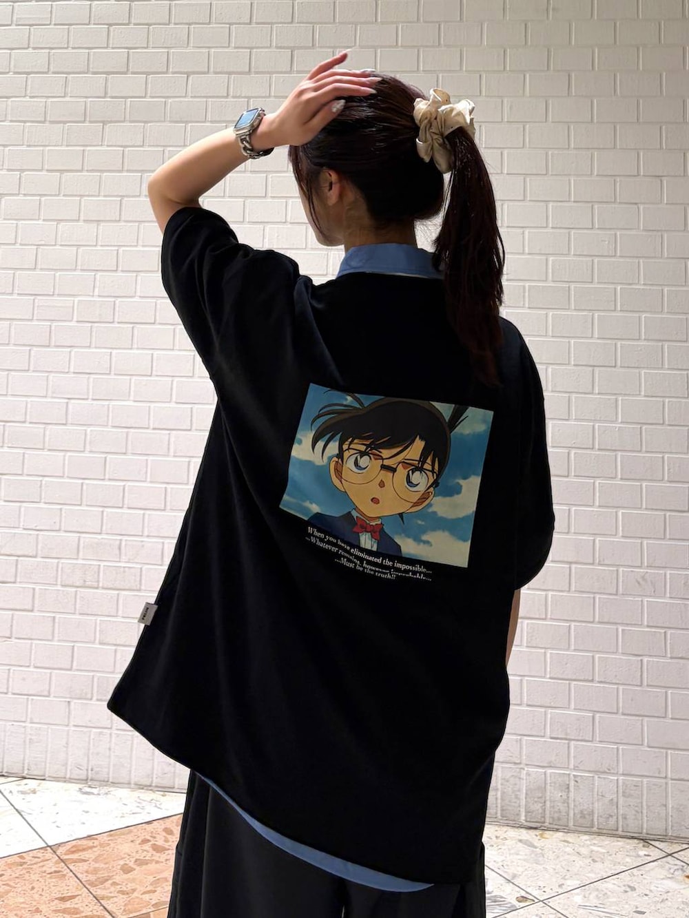 グレー系のその他パンツ、ブルー系のシャツ/ブラウスを着用したレディースの春コーディネートの2枚目の写真