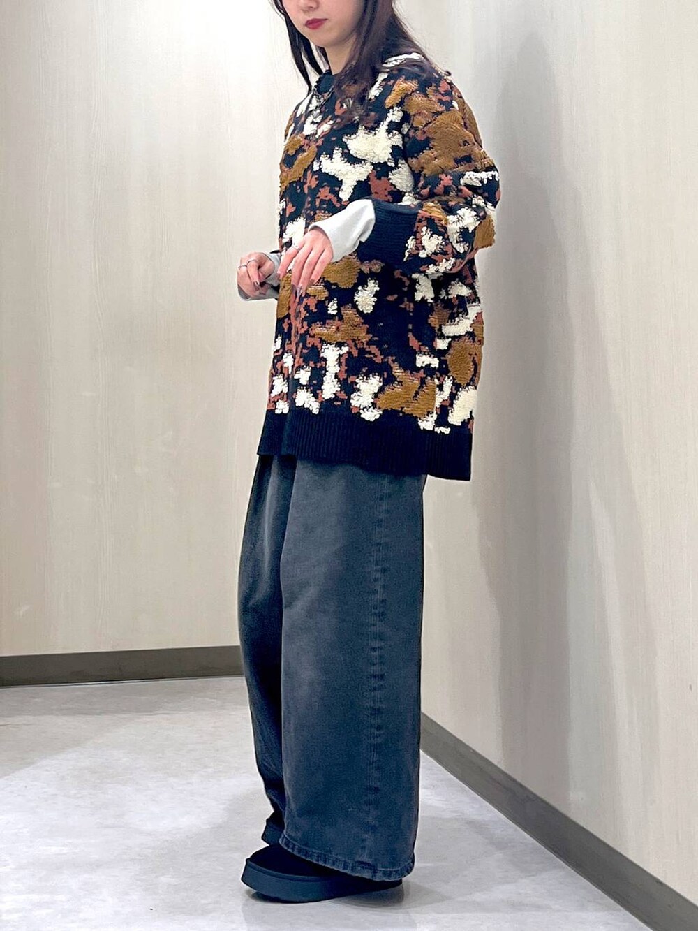 ブラック系のデニムパンツ、ブルー系のニット/セーター、ブラック系のネックレスを着用したレディースの冬コーディネートの4枚目の写真