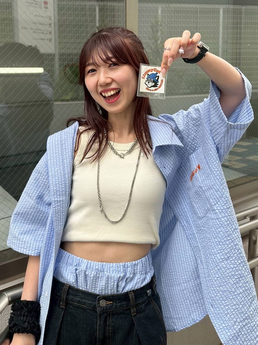 ホワイト系のサンダル、ホワイト系のタンクトップ、ブラック系のその他パンツを着用したレディースの春コーディネートの5枚目の写真
