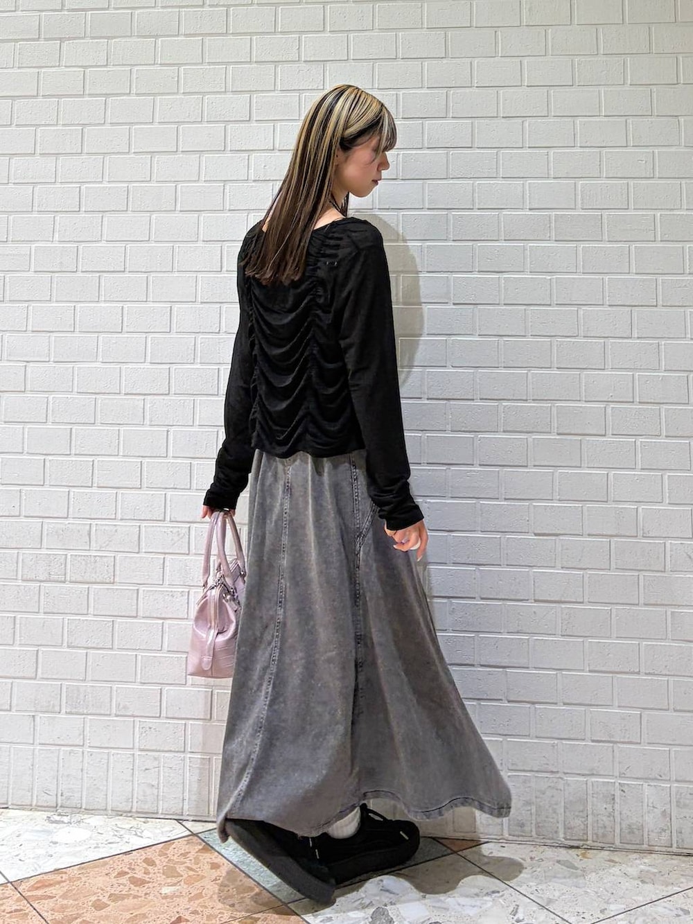 ピンク系のハンドバッグ、ブラック系のワンピース、ブラック系のTシャツ/カットソーを着用したレディースの春コーディネートの3枚目の写真