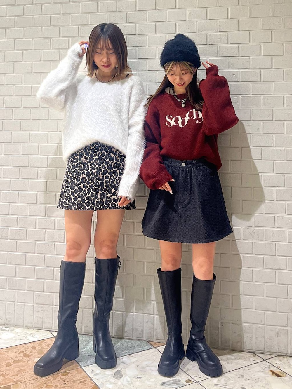 ブラック系のブーツ、ブラック系のブーツ、ブラウン系のスカートを着用したレディースの冬コーディネートの8枚目の写真