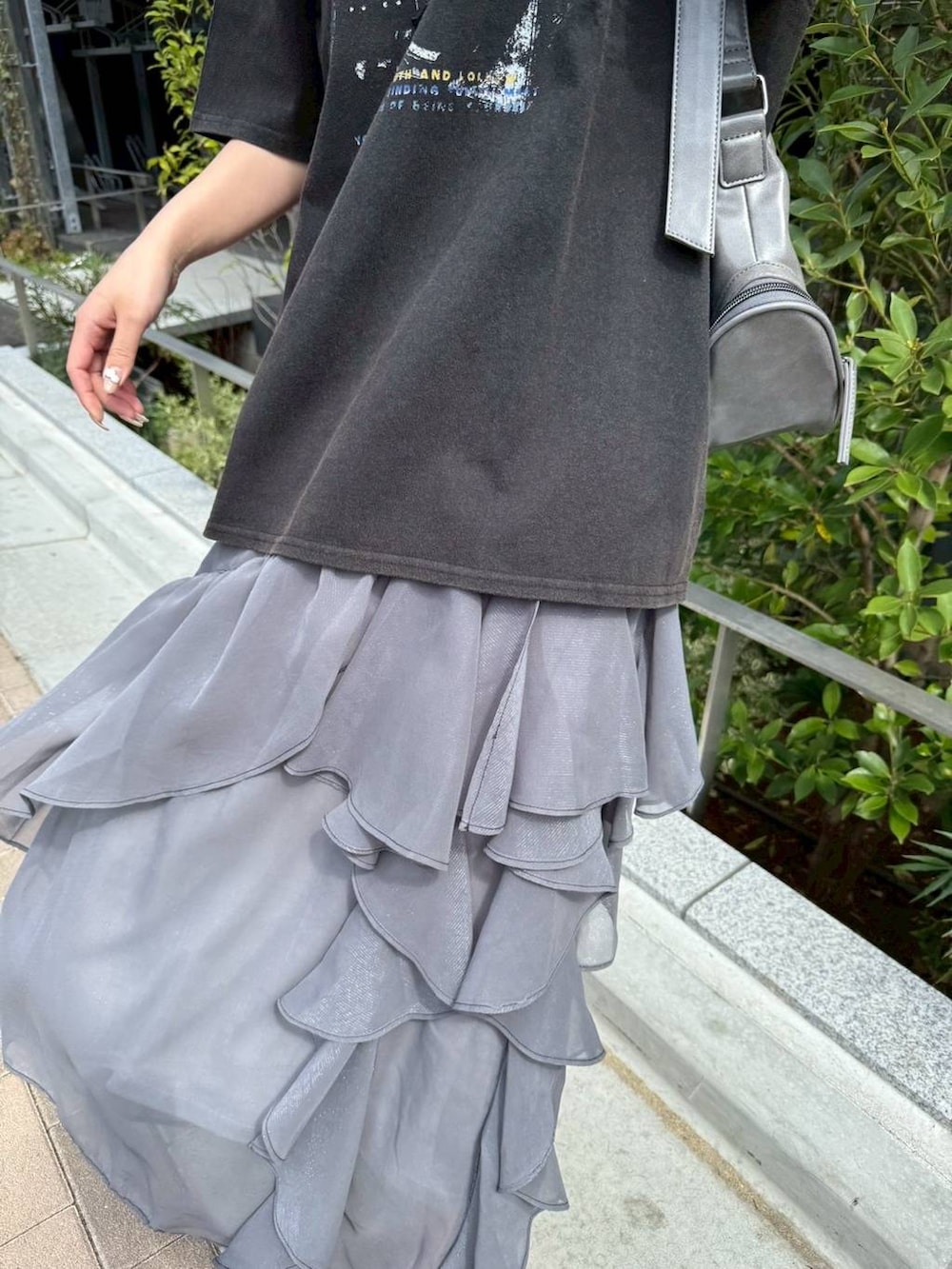 「骨格ウェーブ_PAGEBOY、PAGEBOY、骨格ウェーブ、着痩せ・細見え、ヘルシー、カジュアル、Tシャツ、春コーデ、バッグ、サンダル、スカート、春めき満開コーデ、レース、ボウタイ、フリルスカート」｜「PAGEBOYのハーフムーンベルトショルダー（ショルダーバッグ、グレー系）」を使った、きゃぷさん（レディース・157cm）の春コーディネートの5枚目の写真