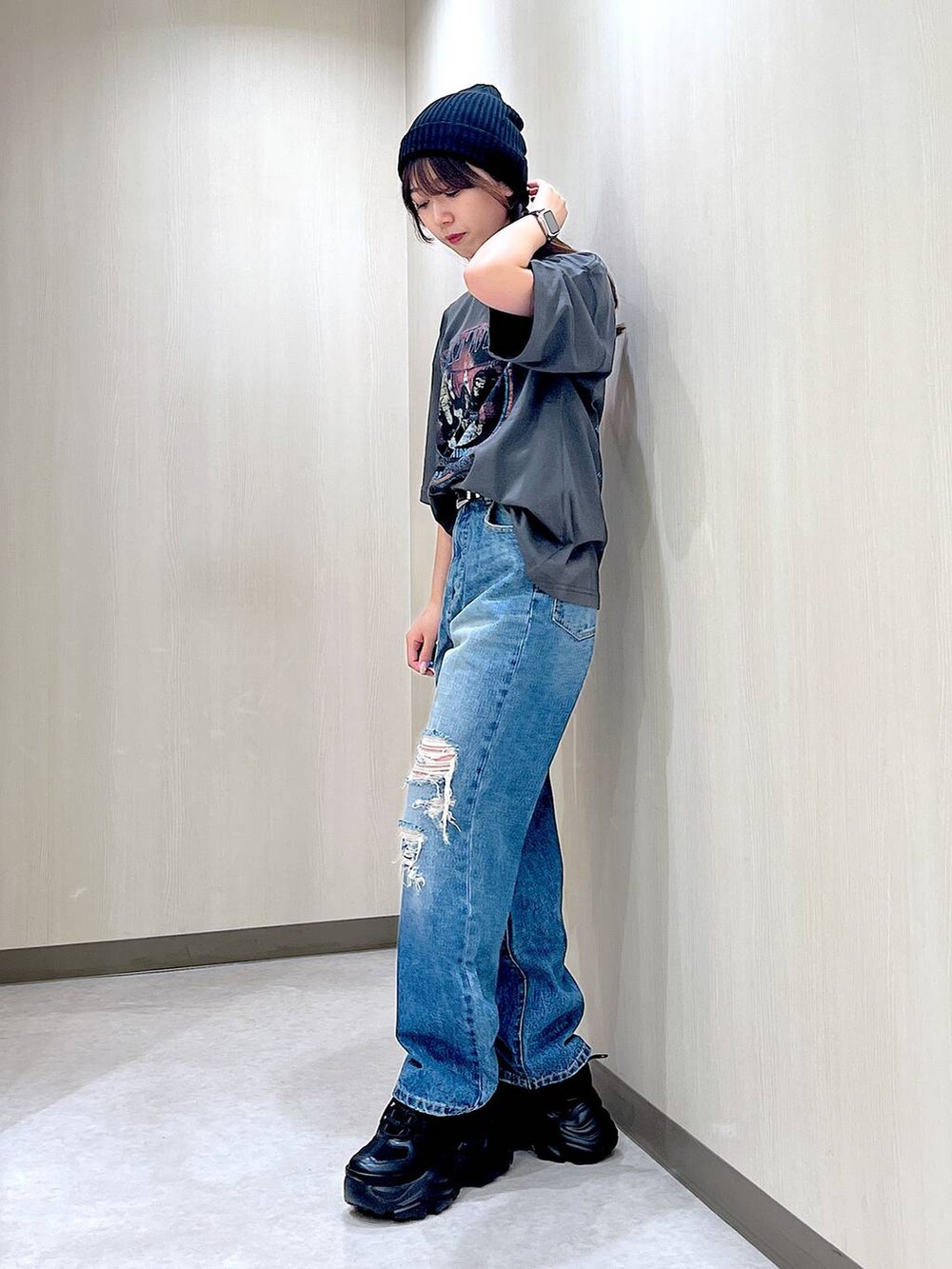 ブラック系のスニーカー、ブルー系のデニムパンツ、グレー系のTシャツ/カットソーを着用したレディースの夏コーディネートの2枚目の写真