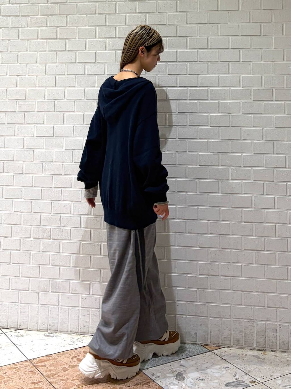 ベージュ系のスニーカー、ブルー系のパーカー、グレー系のその他パンツを着用したレディースの春コーディネートの8枚目の写真