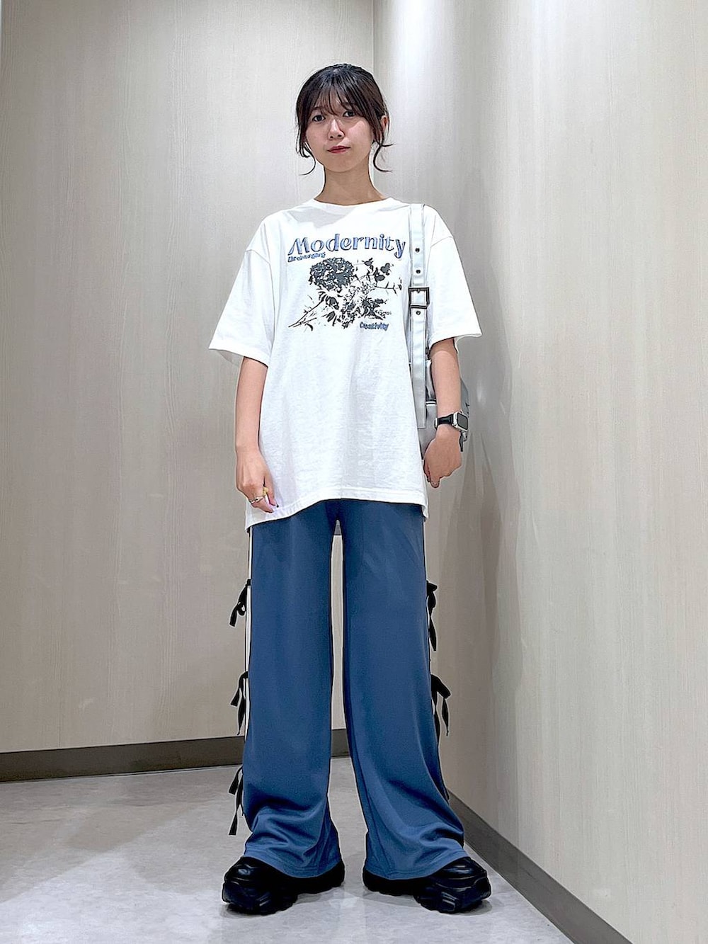 ブラック系のスニーカー、ホワイト系のTシャツ/カットソー、ブルー系のその他パンツを着用したレディースの夏コーディネートの4枚目の写真