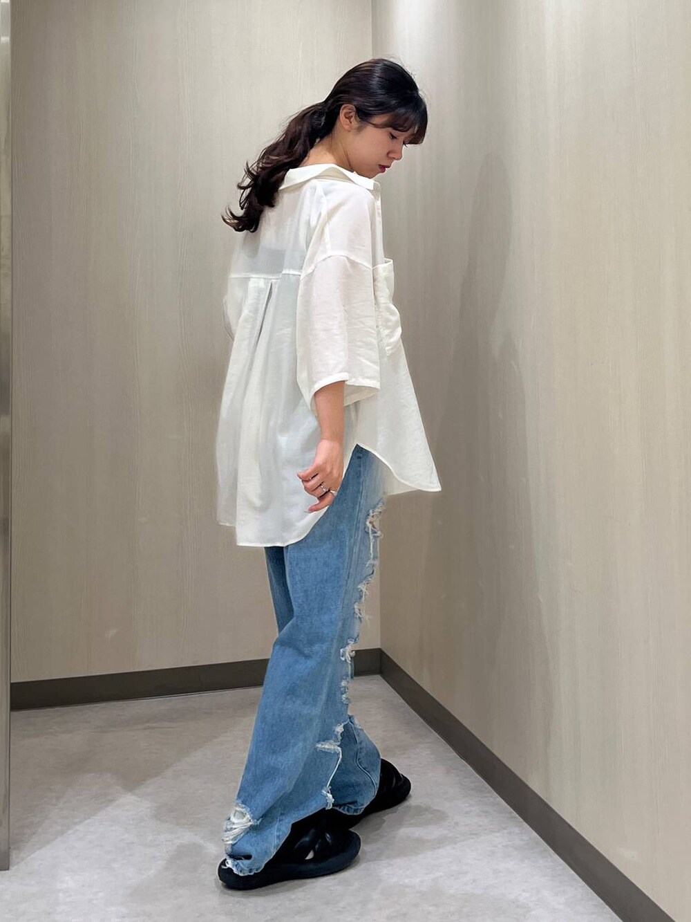 ブルー系のデニムパンツ、ブラック系のキャミソール、ホワイト系のシャツ/ブラウスを着用したレディースの夏コーディネートの2枚目の写真