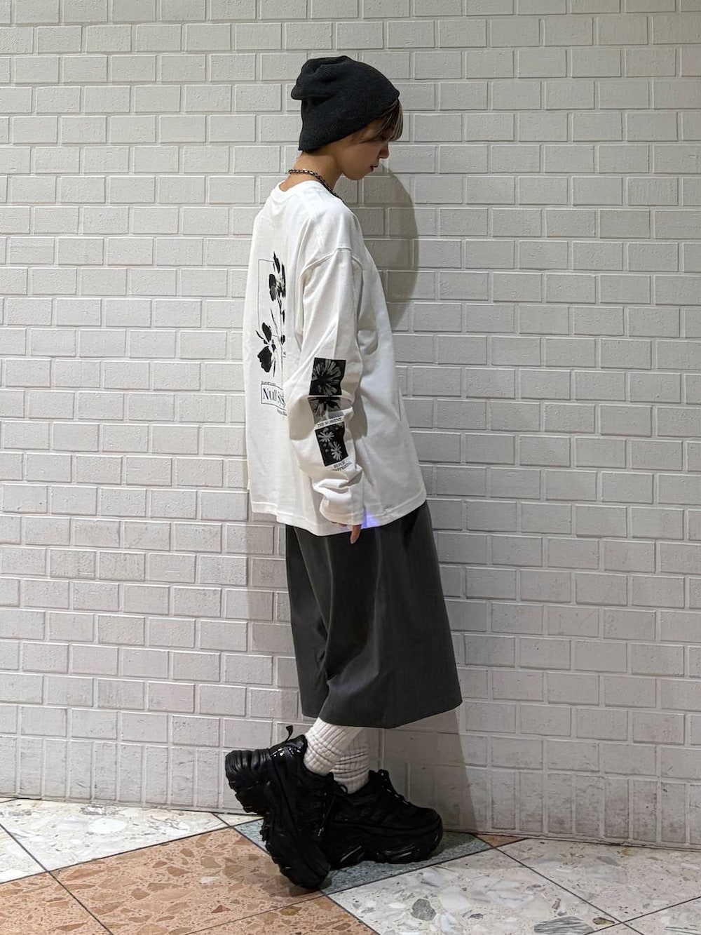 ホワイト系のスニーカー、ホワイト系のTシャツ/カットソー、グレー系のテーラードジャケットを着用したレディースの春コーディネートの8枚目の写真