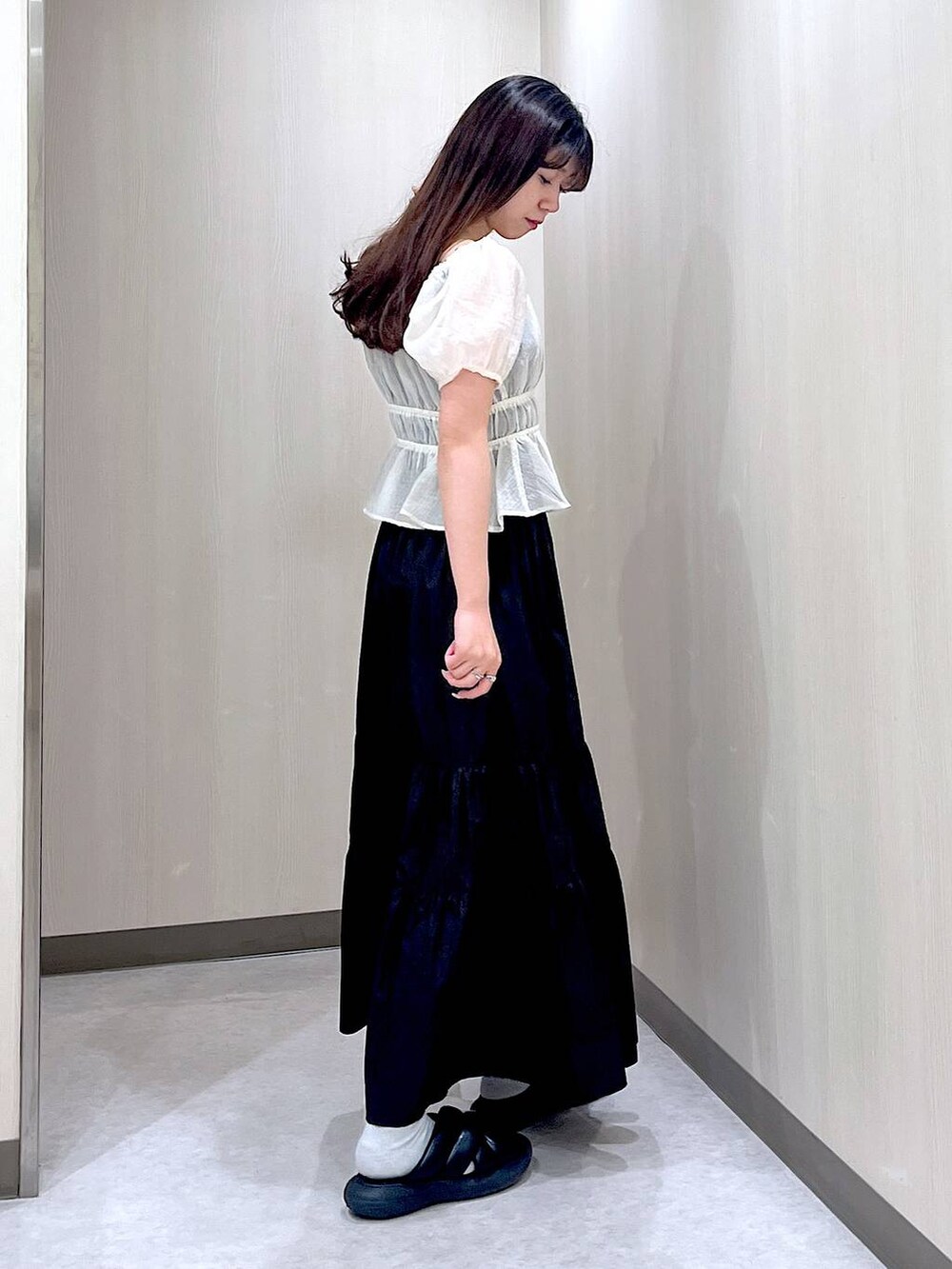 ホワイト系のシャツ/ブラウス、ブラック系のワンピースを着用したレディースの夏コーディネートの3枚目の写真