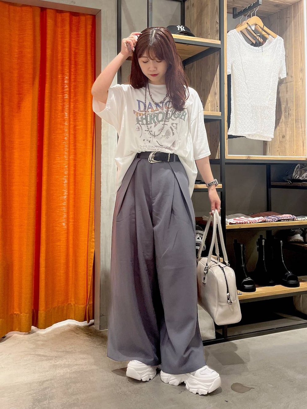 「着痩せ・細見え、ヘルシー、カジュアル、Tシャツ、春夏コーデ、夏コーデ、スラックス、ベルト、スニーカー、バッグ、ボストンバッグ、ネックレス」|「PAGEBOYのプラットチャンキースニーカー(スニーカー、ホワイト系)」を使った、きゃぷさん(レディース・157cm)の春コーディネートの3枚目の写真