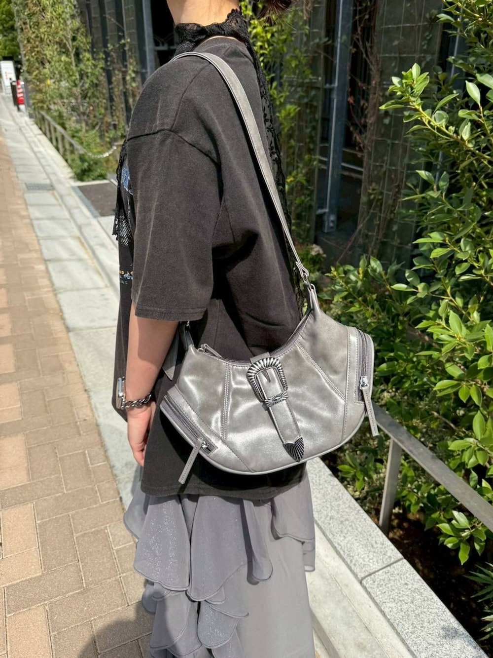 「骨格ウェーブ_PAGEBOY、PAGEBOY、骨格ウェーブ、着痩せ・細見え、ヘルシー、カジュアル、Tシャツ、春コーデ、バッグ、サンダル、スカート、春めき満開コーデ、レース、ボウタイ、フリルスカート」｜「PAGEBOYのハーフムーンベルトショルダー（ショルダーバッグ、グレー系）」を使った、きゃぷさん（レディース・157cm）の春コーディネートの3枚目の写真