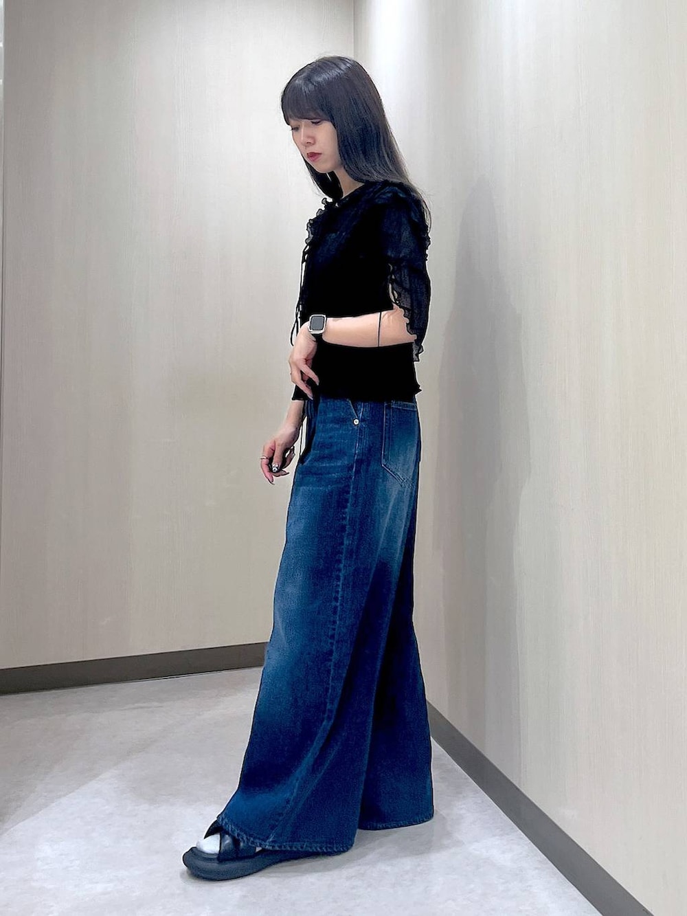 ブルー系のサロペット/オーバーオール、ブラック系のキャミソール、ブラック系のシャツ/ブラウスを着用したレディースの夏コーディネートの2枚目の写真