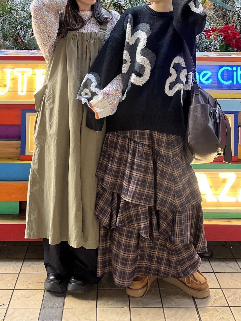 ブラック系のブーツ、イエロー系のモカシン/デッキシューズ、ブラウン系のボストンバッグを着用したレディースの冬コーディネートの3枚目の写真