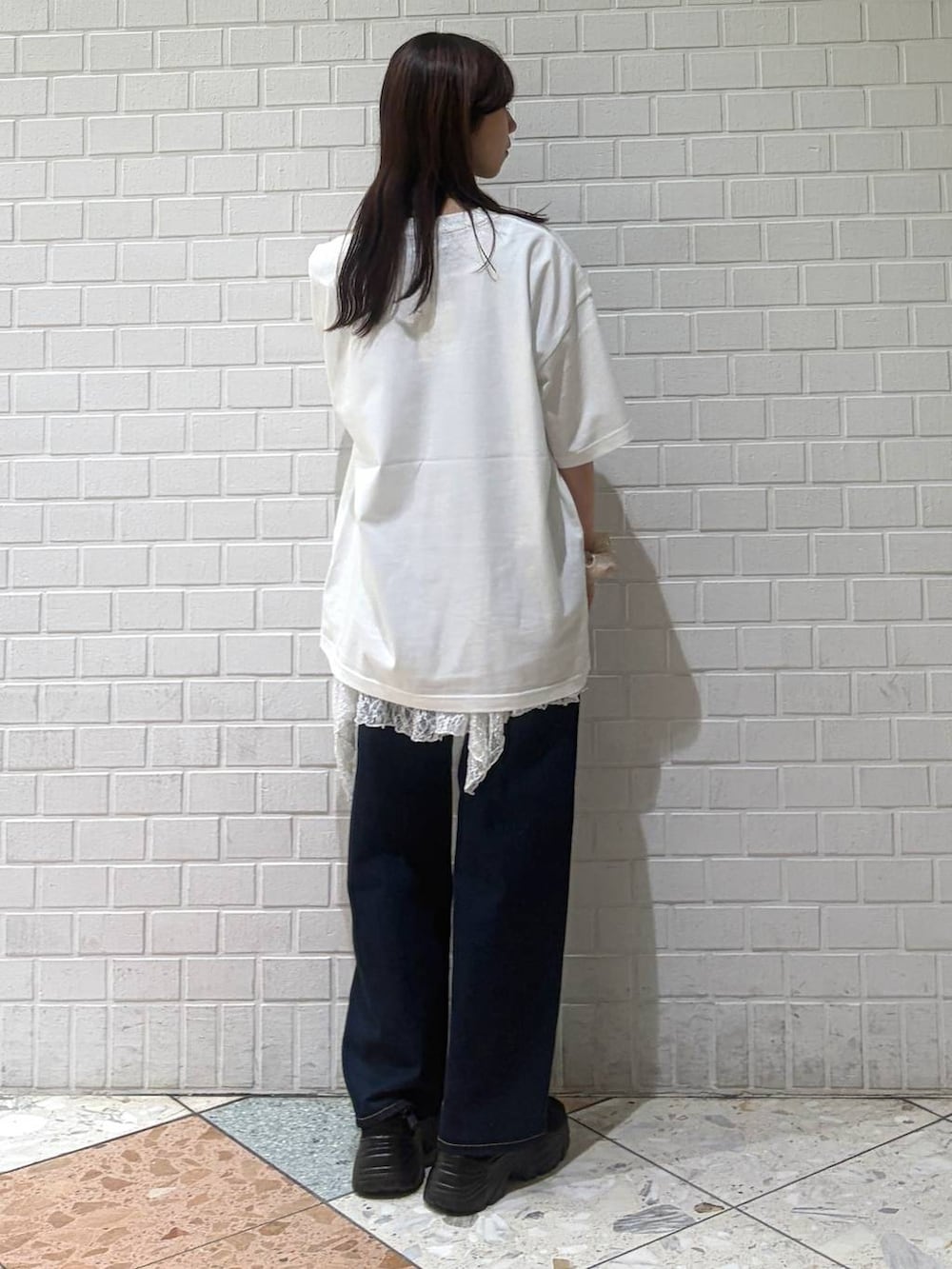 ホワイト系のTシャツ/カットソー、ブルー系のデニムパンツ、ホワイト系のTシャツ/カットソーを着用したレディースの夏コーディネートの4枚目の写真