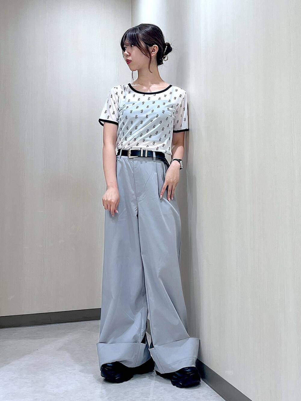 ブラック系のスニーカー、グレー系のその他パンツ、ホワイト系のTシャツ/カットソーを着用したレディースの夏コーディネートの2枚目の写真