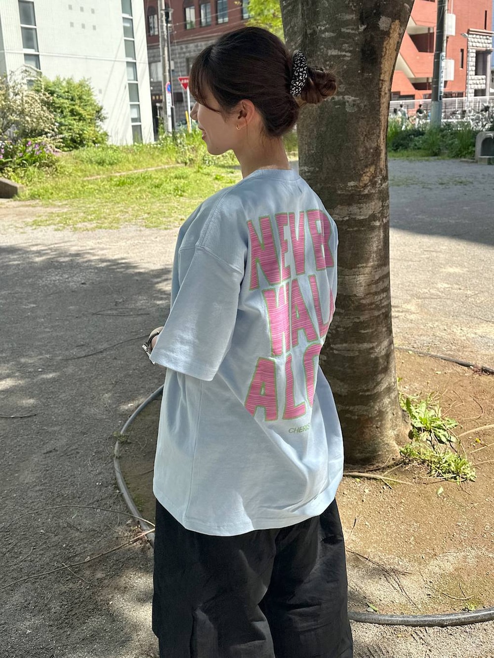 ブラック系のその他パンツ、ブルー系のTシャツ/カットソーを着用したレディースの夏コーディネートの3枚目の写真