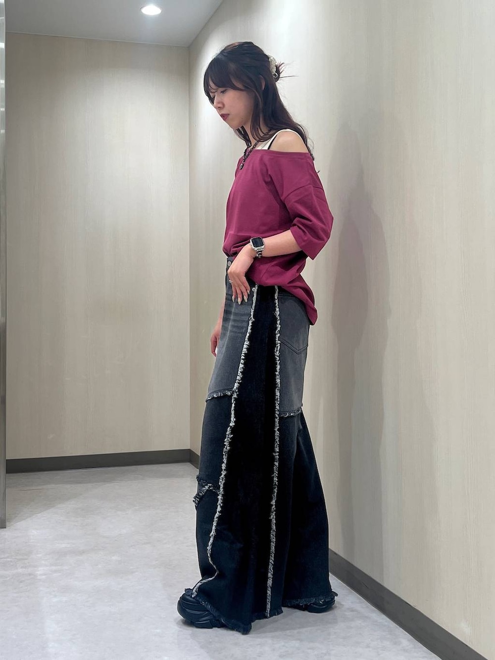 「着痩せ・細見え、ヘルシー、カジュアル、骨格ウェーブ、PAGEBOY、Tシャツ、夏コーデ、セールコーデ、タンクトップ、デニムパンツ、スニーカー、ネックレス」｜「PAGEBOYのプラットチャンキースニーカー（スニーカー、ブラック系）」を使った、きゃぷさん（レディース・157cm）の夏コーディネートの2枚目の写真