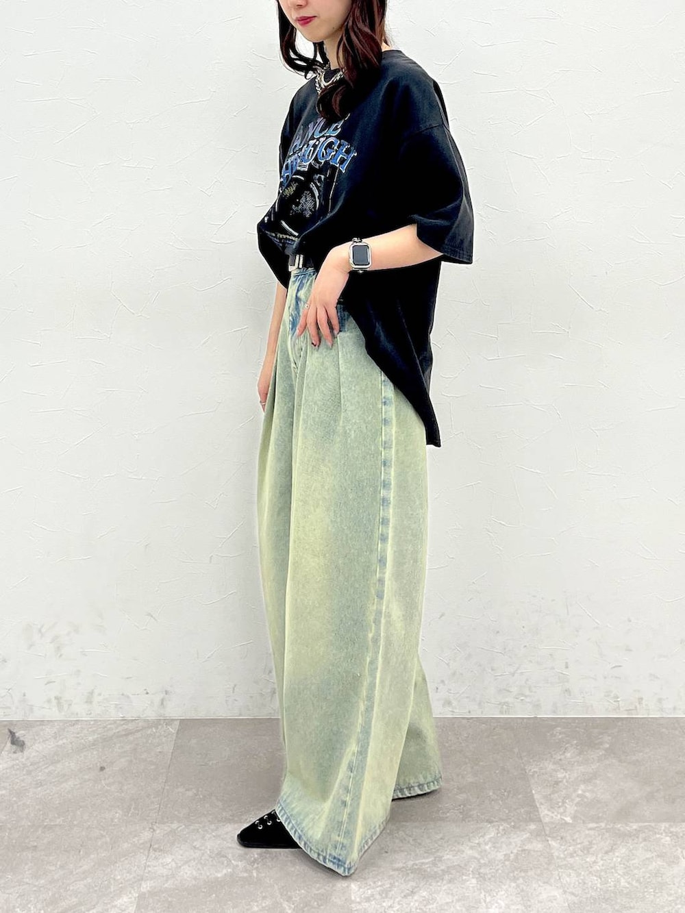 ブルー系のデニムパンツ、ブラック系のパンプス、グレー系のTシャツ/カットソーを着用したレディースの春コーディネートの2枚目の写真